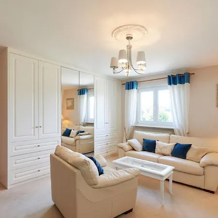 Quiet & Residential Street 4 Bedrooms Appartement
