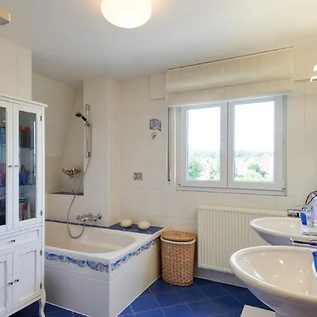 Quiet & Residential Street 4 Bedrooms *